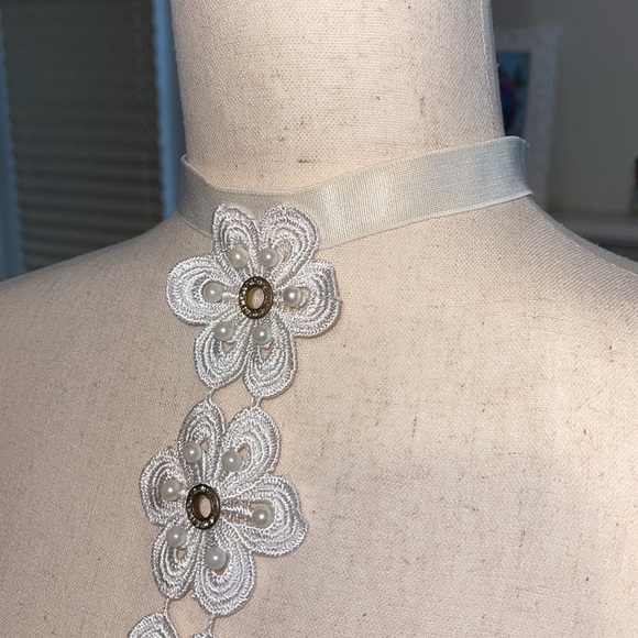 Pearl and rhinestone daisy harness - Picture 2 of 4